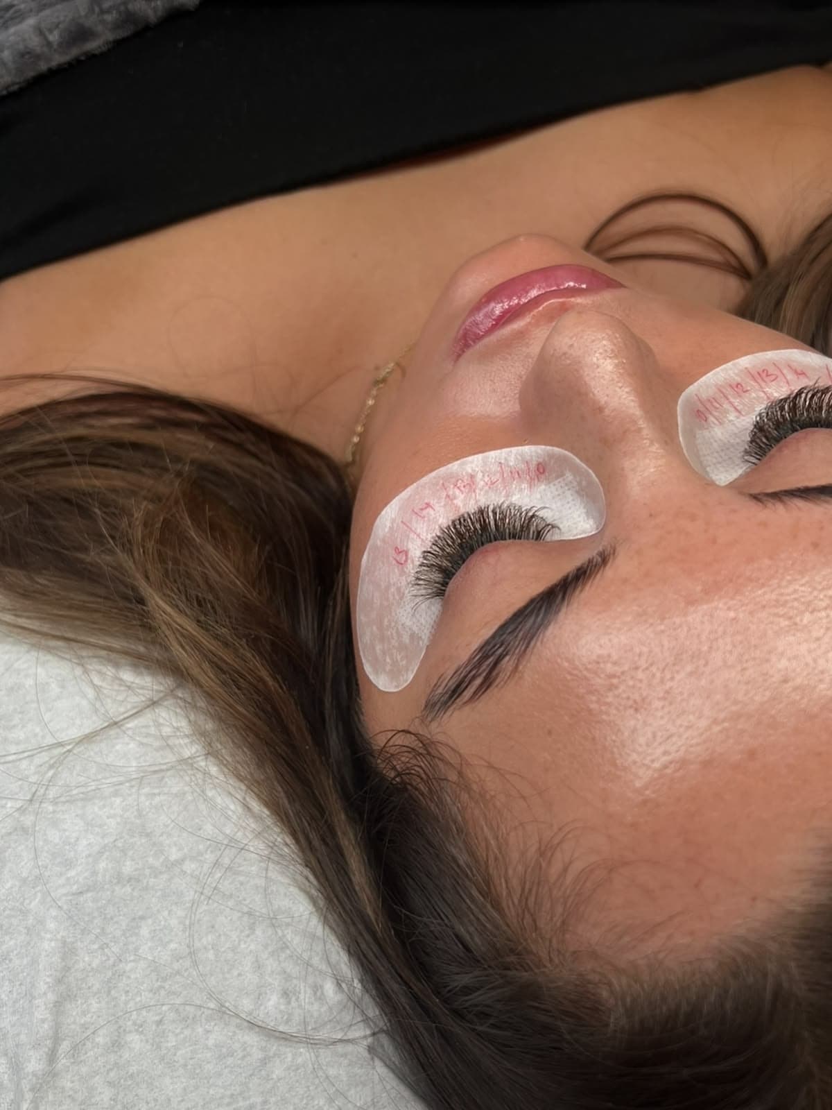 Resultado realista de extensão de cílios em atendimento de estética