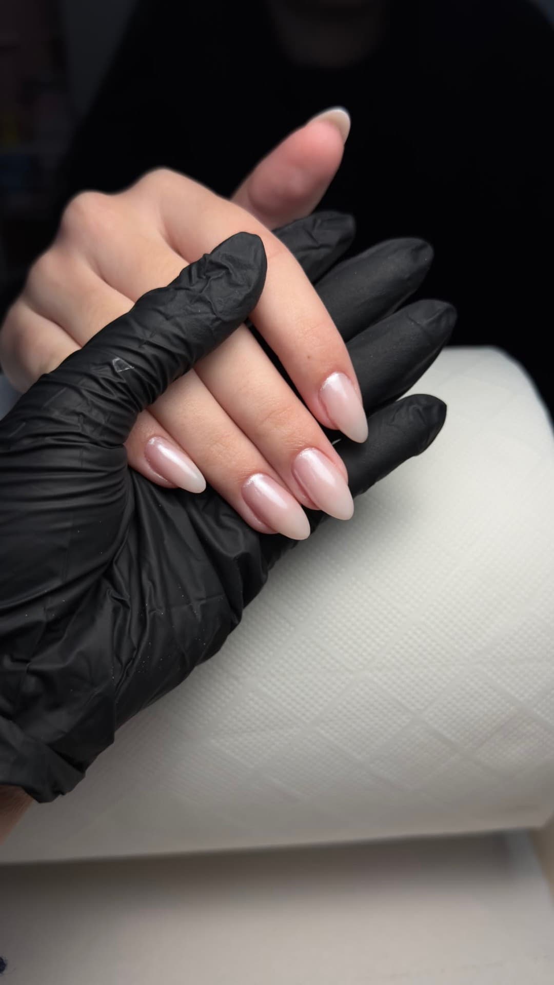Unhas em nude rosado com acabamento premium