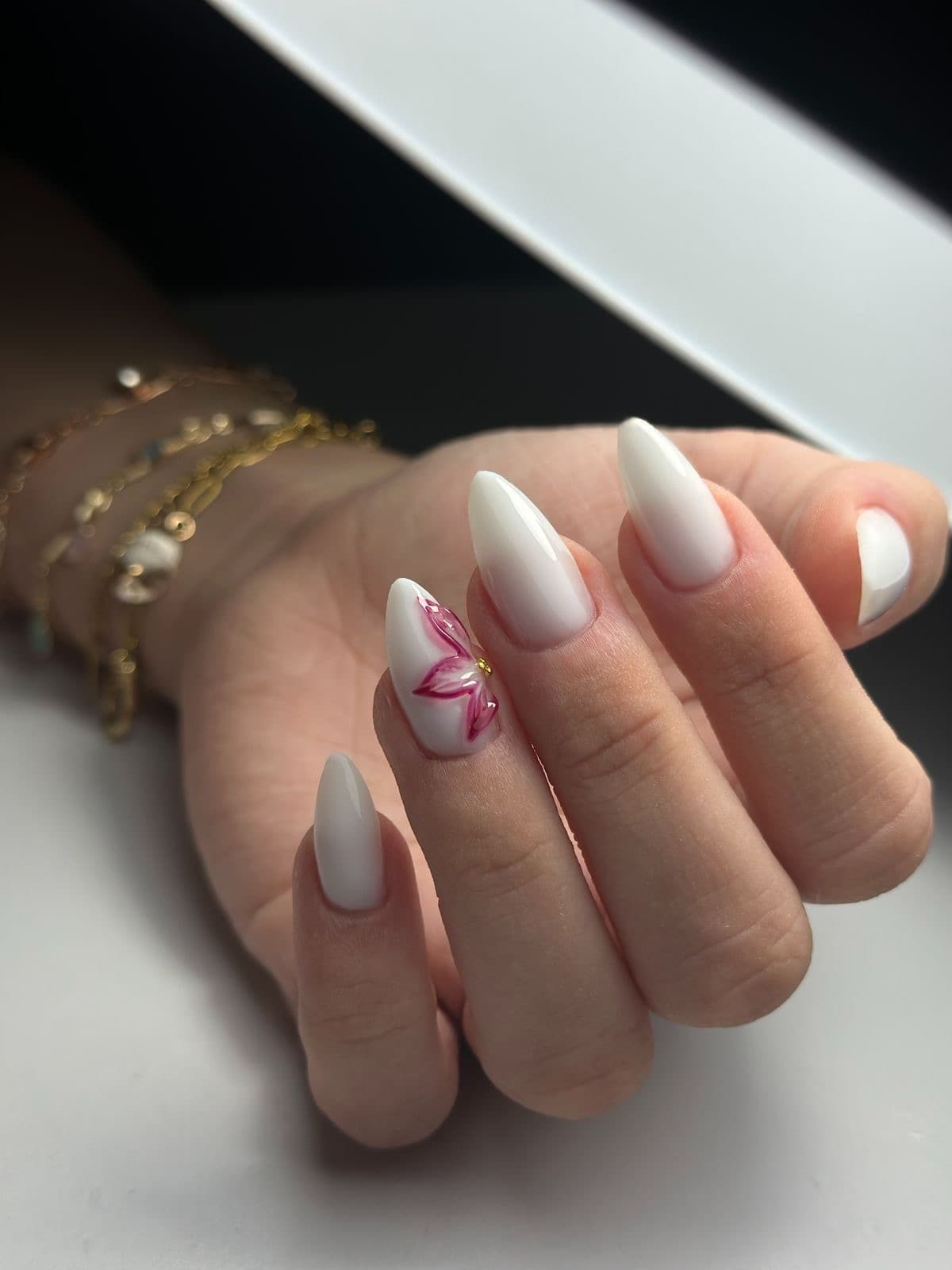 Unhas brancas com detalhe floral em nail art 3D
